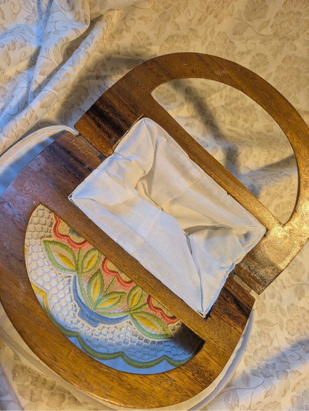 Vintage Style Women's Shoulder Bag with Wooden Handles and Embroidered Floral Ap